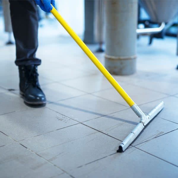 Assentamento de piso cerâmico e rejuntamento epóxi